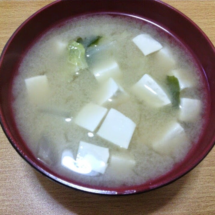 味噌汁（白菜、豆腐、わかめ）